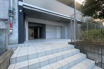 西側エントランス