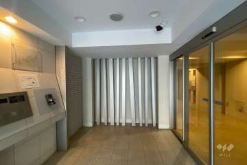 エントランスはオートロック付きです。　