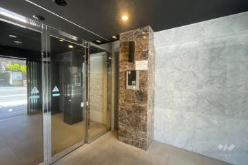 エントランスはオートロック付きです。