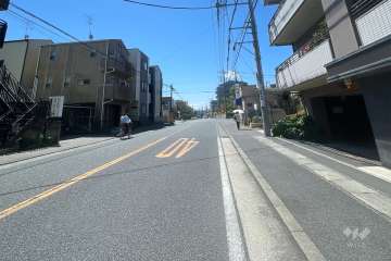 敷地南側の前面道路（東側から）