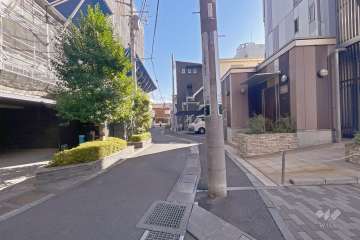 敷地南側の前面道路（西側から）