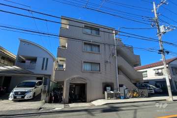 外観　前面道路の西から