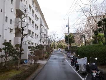 箕面如意谷住宅23棟北側の通路