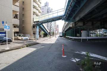敷地北西側の前面道路(北東側から)