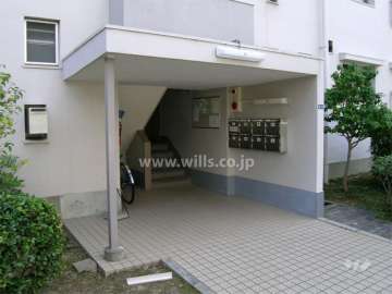 敷地の北側の通路と駐車場