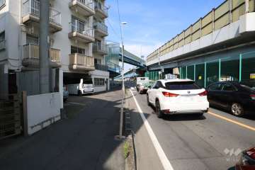 敷地南東側の前面道路(南西側から)