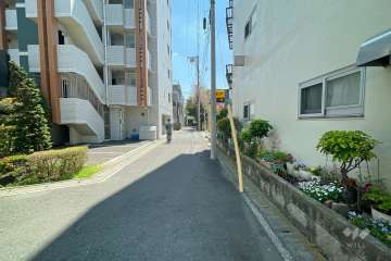 敷地西側の前面道路