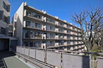 東急ドエル梶ヶ谷ビレジB棟の外観（南東側から）