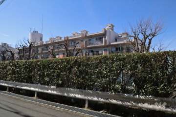 東急ドエル梶ヶ谷ビレジB棟の外観（東側から）