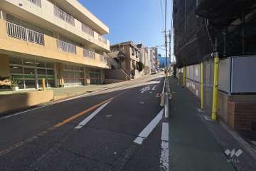 敷地北東側の前面道路（北西側から）