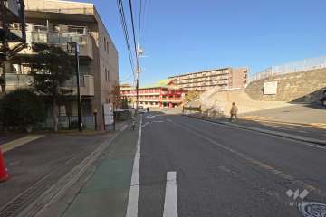 敷地北東側の前面道路（南東側から）