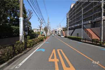 敷地南東側の前面道路(南西側から)