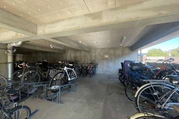 屋内に設けられた駐輪場