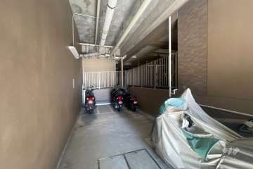 屋内に設けられたバイク置き場