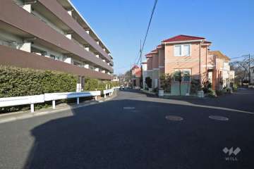 敷地南西側の前面道路（北西側から）