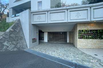 駐車場の出入り口（リングシャッター付き）