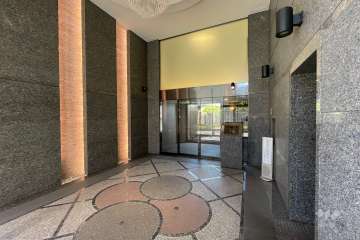 エントランスはオートロック付きです。