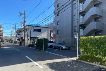 敷地北側の前面道路（西側から）