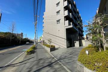 敷地南西側の前面道路（南東側から）