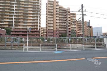 敷地北東側の前面道路（南東側から）