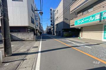敷地北西側の前面道路（北東側から）