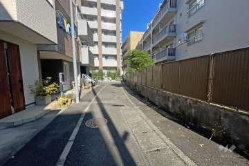敷地西側の前面道路（南側から）