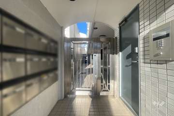 エントランスはオートロック付きです。