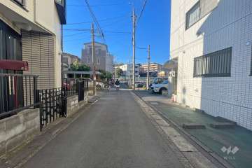 敷地南西側の前面道路（南東側から）