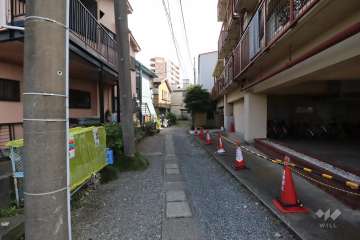 敷地東側の通路(北側から)