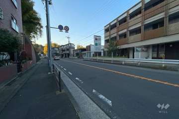 敷地北東側の前面道路