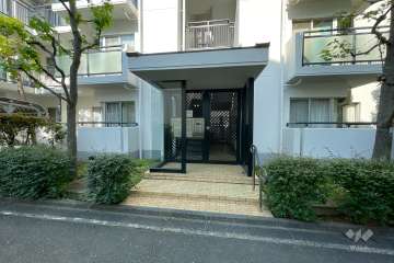 エントランスはオートロック付きです。