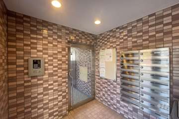 エントランスはオートロック付きです。　