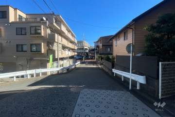 敷地北側の前面道路（西側から）
