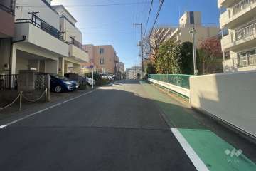 敷地の東側前面道路（北側から）