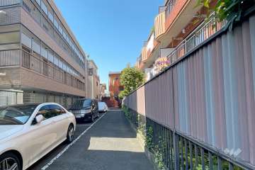 敷地北東側の前面道路