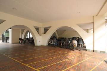 屋内に設けられた駐輪場