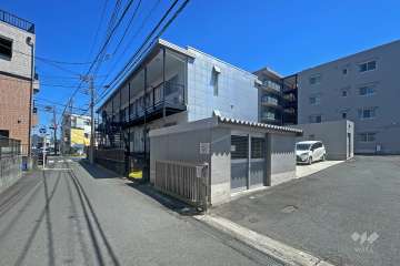 敷地北側の前面道路（西側から）