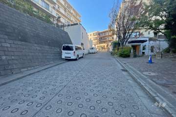 敷地の北西側の前面道路