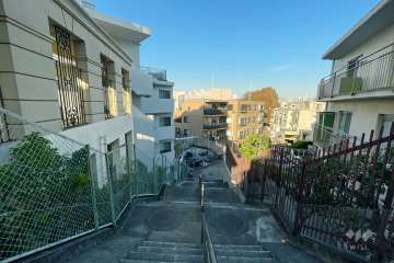 敷地西側の前面道路