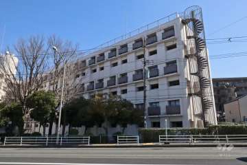 東急ドエル梶ヶ谷ビレジA棟の外観（西側から）