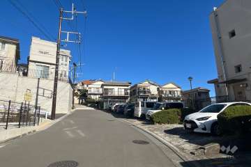 敷地西側の前面道路（南側から）