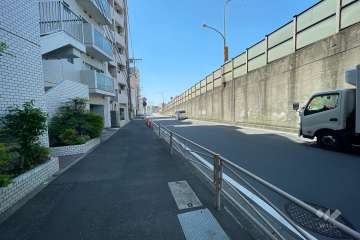 敷地北側の前面道路（東側から）