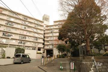 クイーンハイツ久地の外観（南東側から）