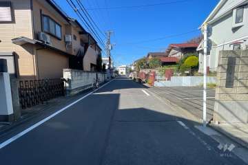 敷地南側の前面道路（東側から）