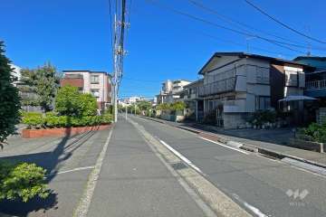 敷地北側の前面道路