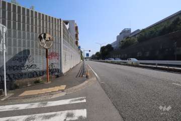 敷地西側の前面道路(北側から)