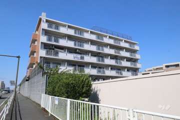 フロリード梶ヶ谷スカイマンションの外観(南西側から)