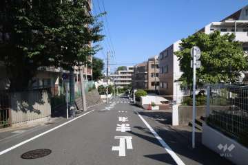 敷地北側の前面道路(西側から)