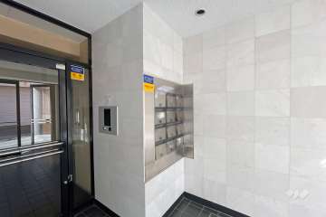 エントランスはオートロック付きです。