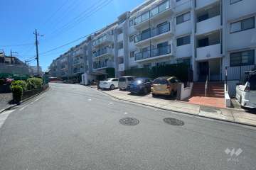 敷地東側の前面道路（北側から）